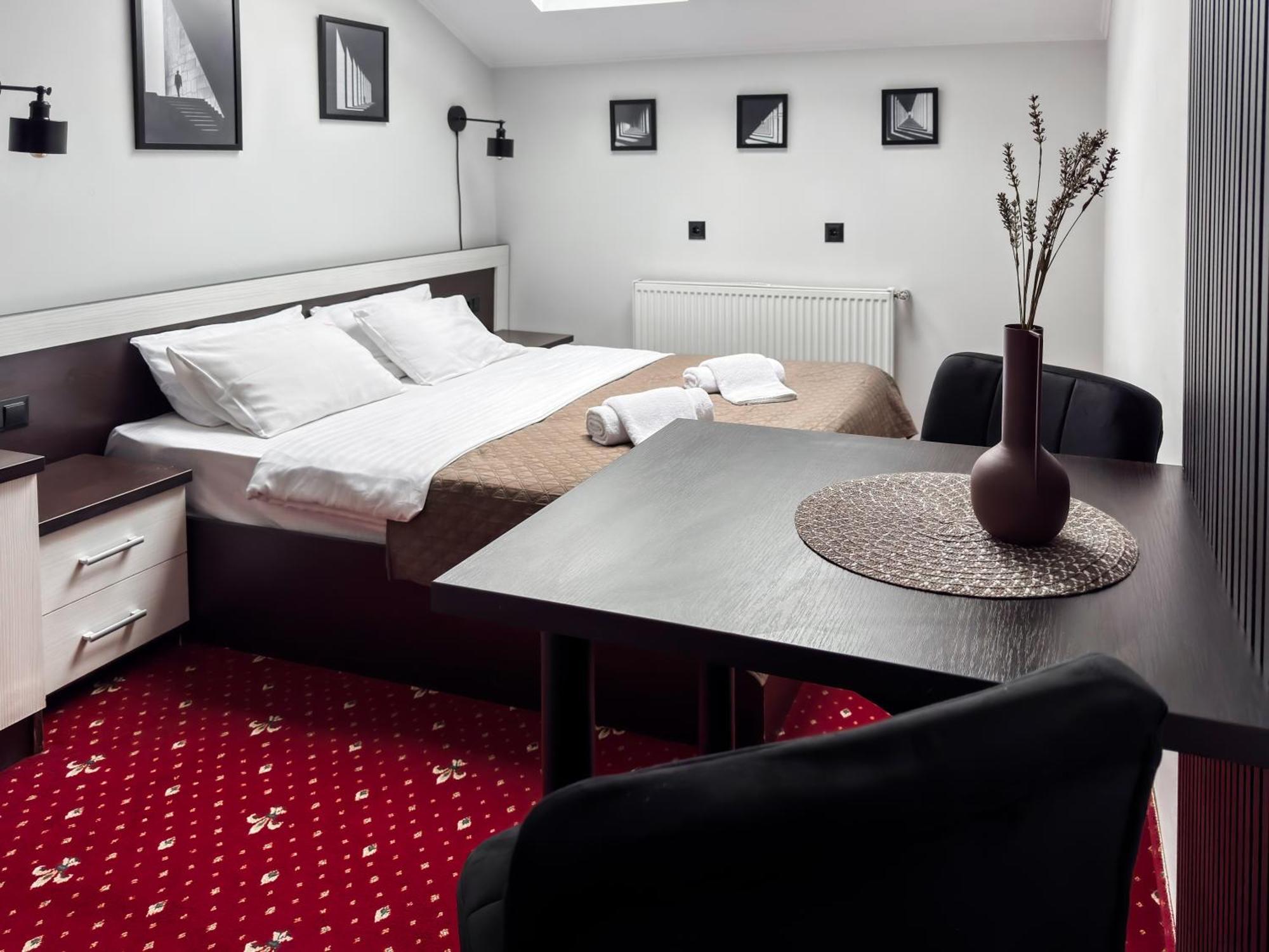 Apartments On Zaliznychna 49 İvano-Frankivsk Dış mekan fotoğraf